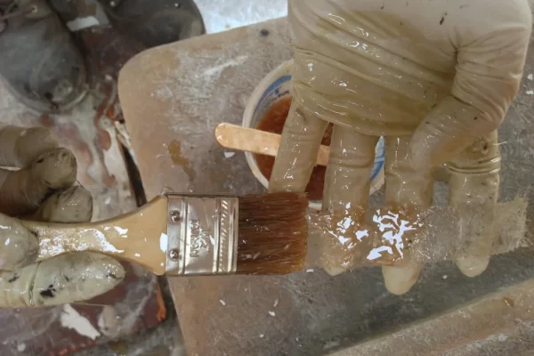 有哪些常见的助剂和增容剂可以用于改善树脂和纤维的相容性？