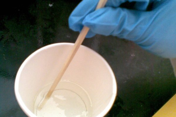 树脂和催化剂的混合量对选择搅拌工具有什么影响？