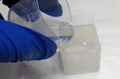 如何确保树脂和催化剂混合均匀？