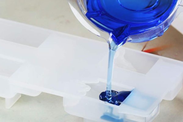 如何判断环氧树脂和固化剂混合后是否均匀？