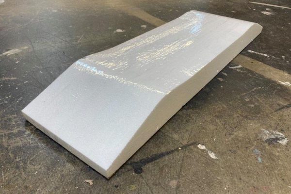 请问打磨胶衣需要使用特殊的工具和材料吗？