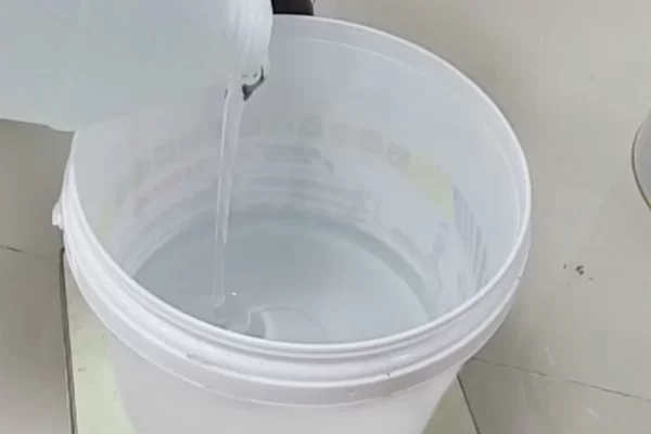 有哪些常见的树脂类型可以用于木头灌注？