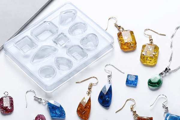 如何制作树脂首饰 - 明确指南