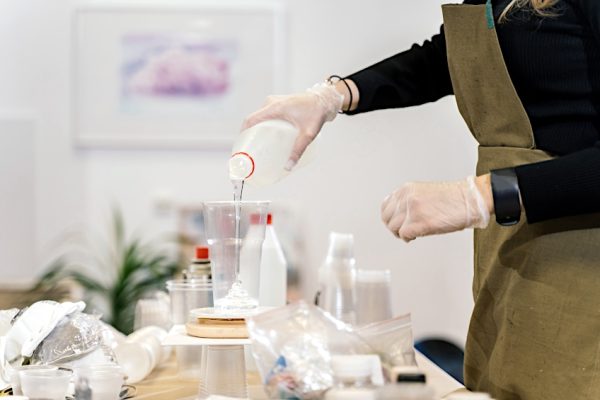 如何从树脂中去除气泡（消除环氧树脂气泡的有效方法）