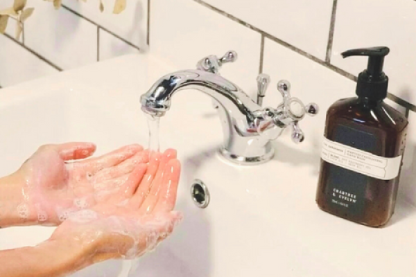 如何轻松有效地去除手上的树脂？