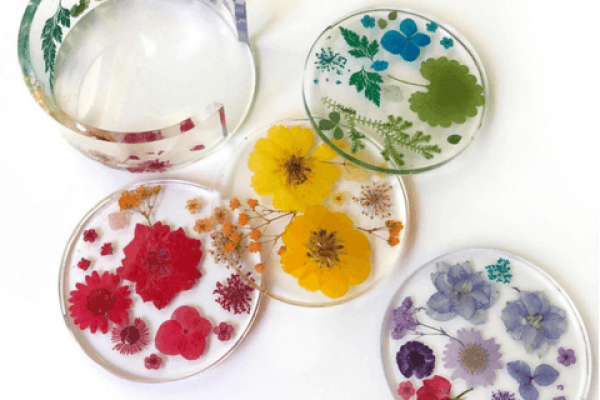 如何在树脂中保存花朵？