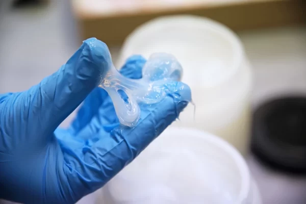 树脂胶衣和硅胶会粘住吗