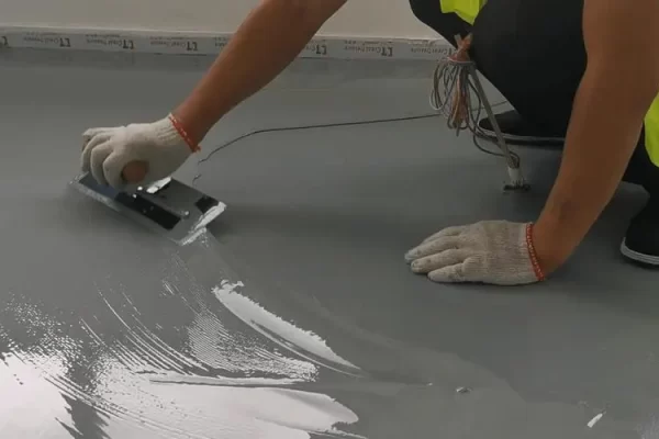 除了气候哪些因素还会影响防水材料的选择？