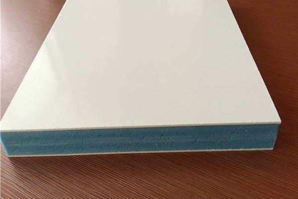 如何确定适当的固化时间以确保玻璃钢板材的质量？