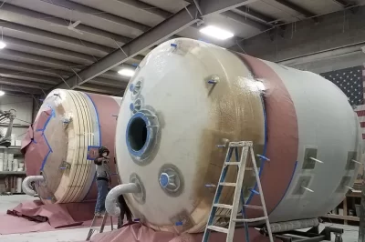 玻璃钢罐的制造工艺中，如何控制树脂与纤维的比例和层叠顺序？