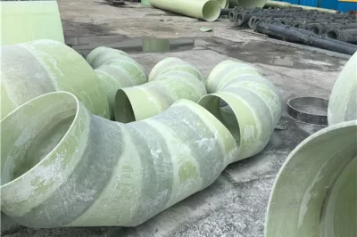 有没有其他材料可以与玻璃钢结合使用来增强其耐腐蚀性能？