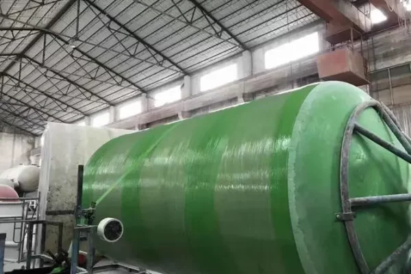 在选择玻璃钢材料时，如何评估其耐腐蚀性能？