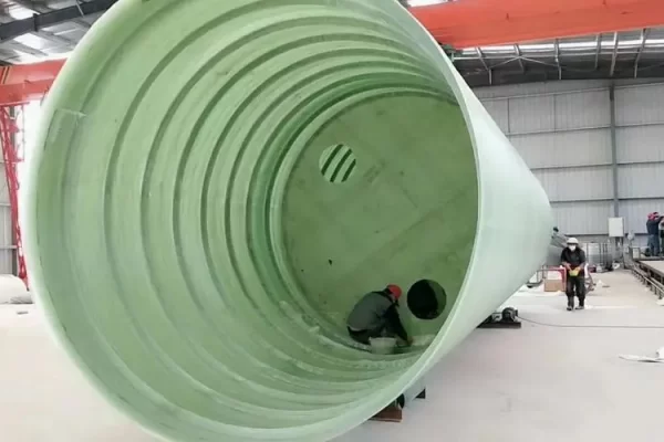 在选择玻璃纤维时，有哪些因素需要考虑以确保其适应腐蚀环境？