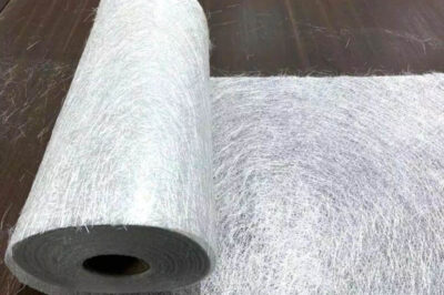 在选择玻璃纤维短切毡时，有哪些常见的厚度和重量选项可供选择？