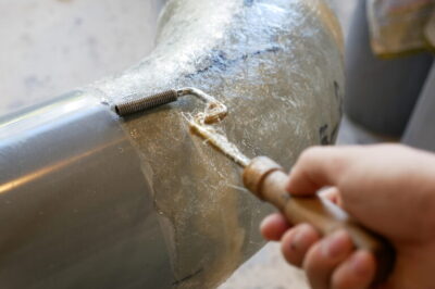 如何控制环境湿度以加速玻璃钢的固化过程？