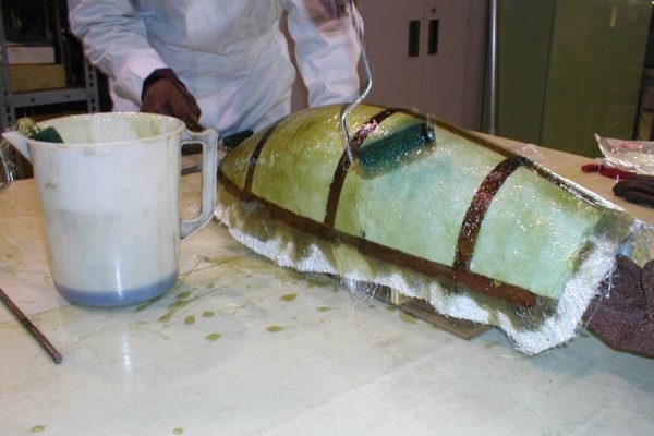 固化温度和时间对玻璃钢制品的耐化学性有什么具体影响？