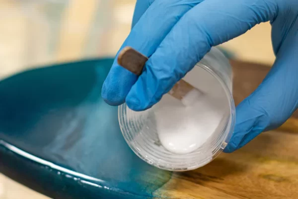 如何判断环氧树脂胶和固化剂的混合比例和固化时间是否合适？