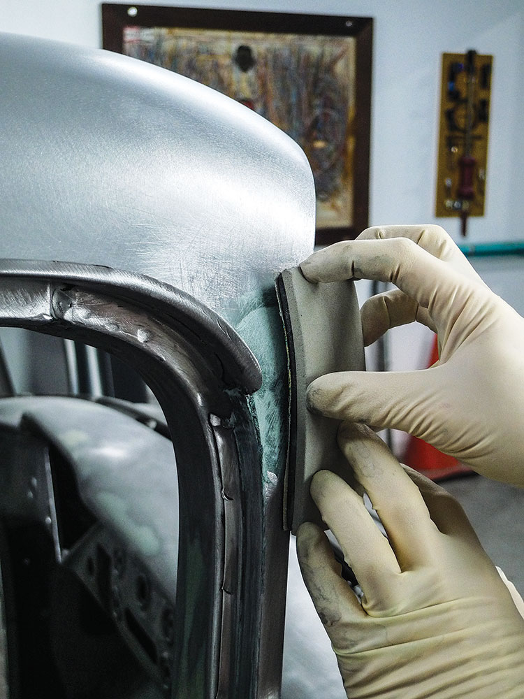玻璃钢与其他材料相比，在汽车制造中的成本如何？