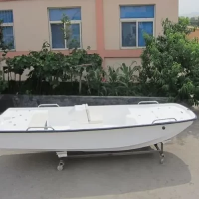 金属和玻璃钢钓鱼船在使用寿命方面有什么差异？