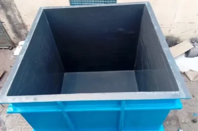 在修补玻璃钢水箱前可使用什么清洁水箱表面？