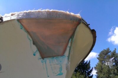 如何进行兼容性测试以确保修补材料与玻璃钢材料的兼容性？