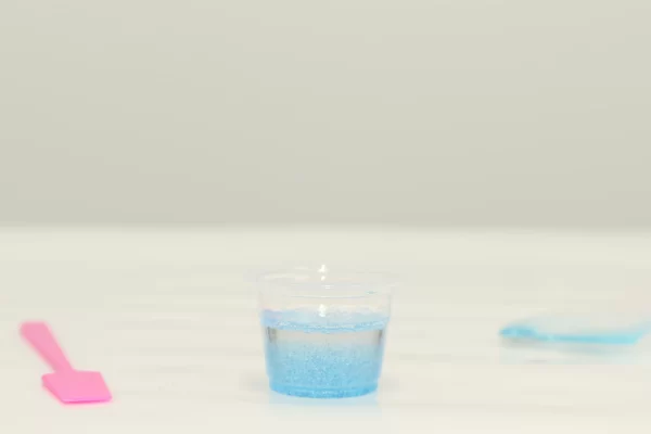 可以用闪光给树脂着色吗？