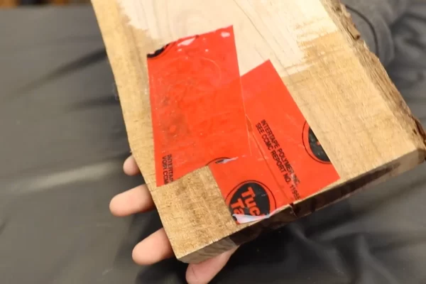 我会看到在第二层树脂下打磨时留下的划痕吗？