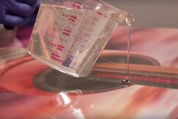 如何修复环氧树脂中的柔软粘性斑点？