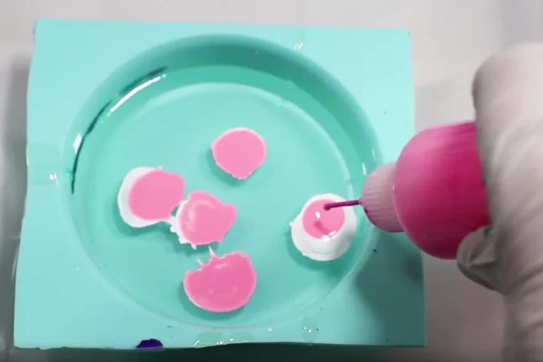 如何防止环氧树脂出现粘点？