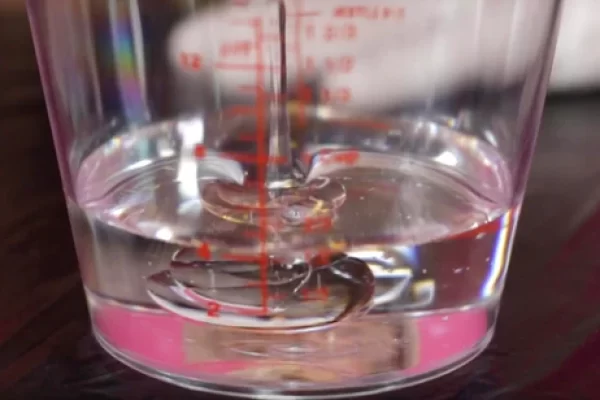 如何清洁环氧树脂混合容器和杯子？