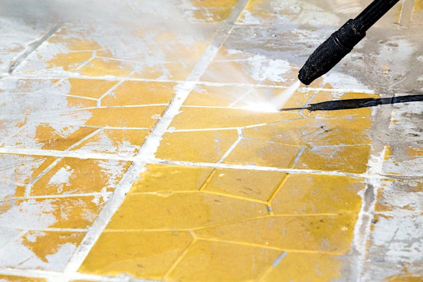 如何粉刷瓷砖地板（确保涂层耐用的技巧）