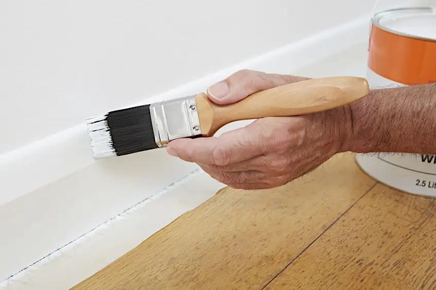 你应该先粉刷装饰还是墙壁？– 简单的 DIY 技巧和窍门