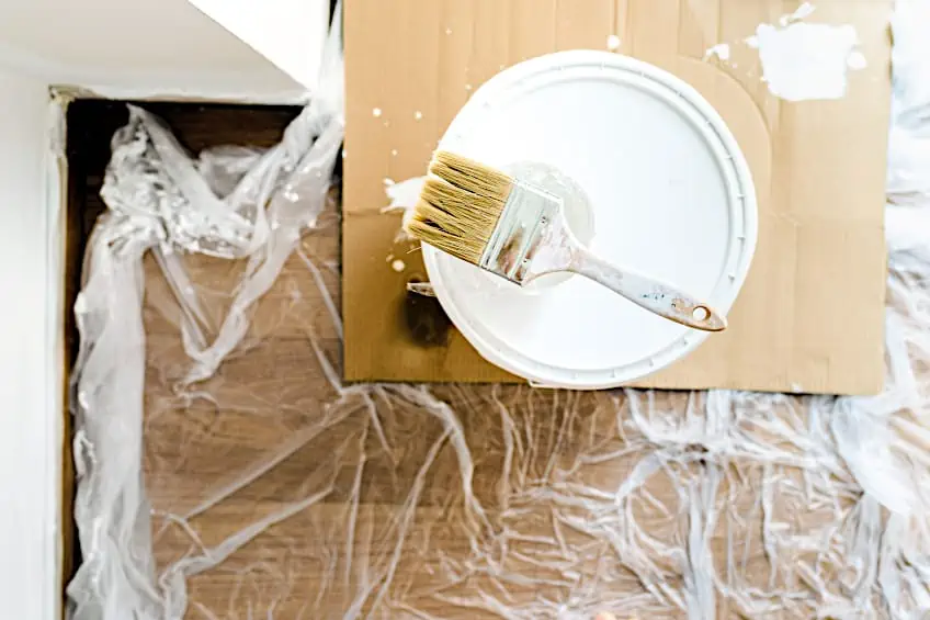 你应该先粉刷装饰还是墙壁？– 简单的 DIY 技巧和窍门