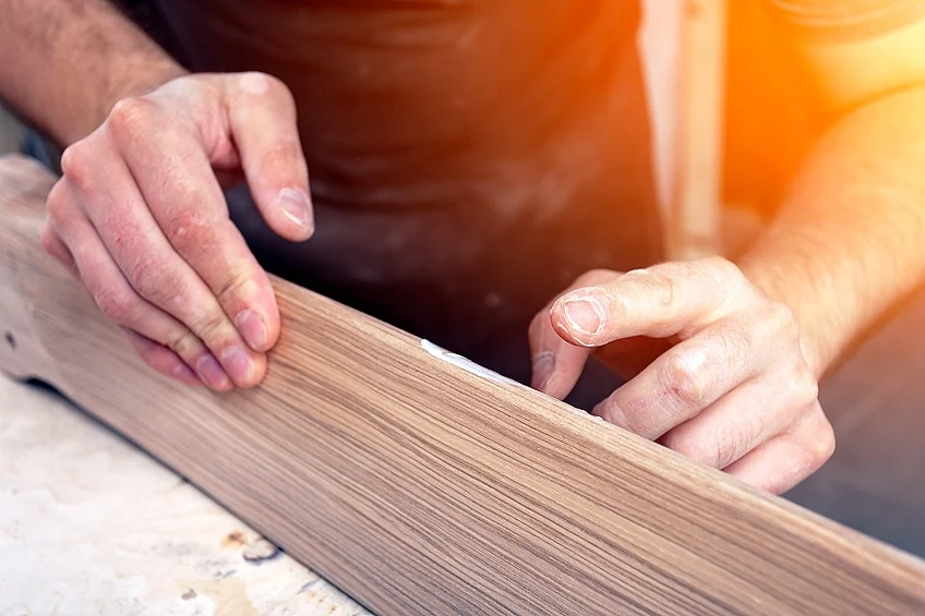 如何使用木材填料 – 以正确的方式使用木腻子