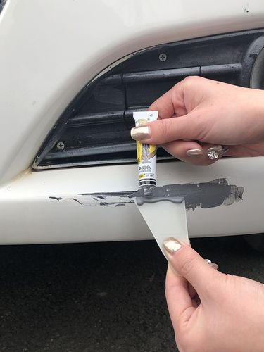 如何修复汽车油漆碎片？