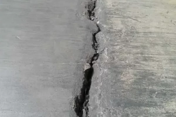 快速修补玻璃钢裂缝的方法