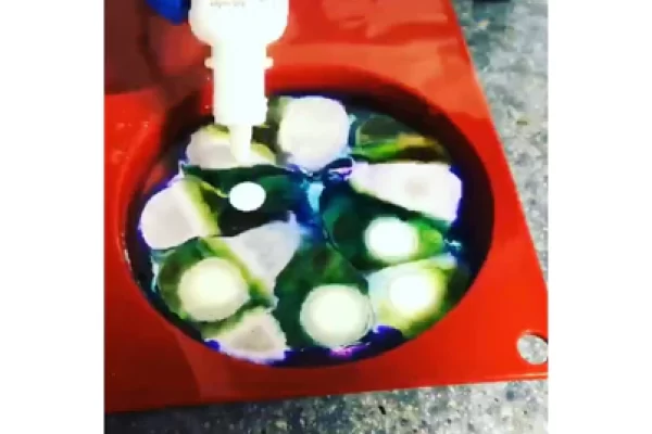 我应该在环氧树脂中添加多少颜料颜色？