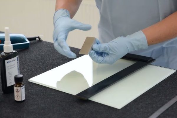 我可以粘合粉末涂层材料吗？