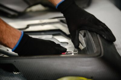 探索复合成型工艺：材料、技术和应用