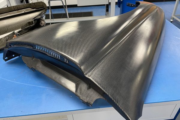 汽车制造商在哪里使用碳纤维？