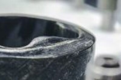 复合材料制造的压缩成型和铺层方法有什么区别？