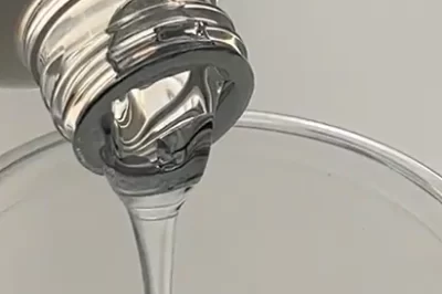 我的环氧树脂瓶中堆积了白色块状物，这正常吗？