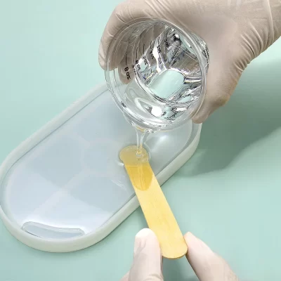 使用 2 杯混合法混合环氧树脂