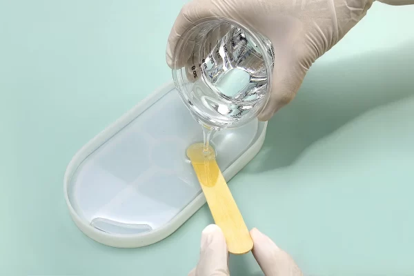 使用 2 杯混合法混合环氧树脂