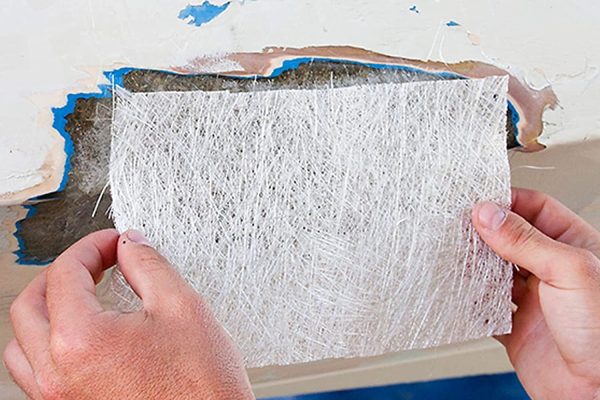 如何修复聚酯船船体上的裂缝、划痕或孔洞？