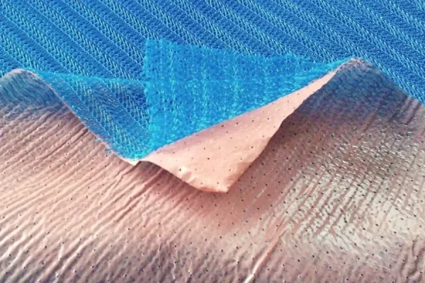 流动织物和穿孔薄膜集