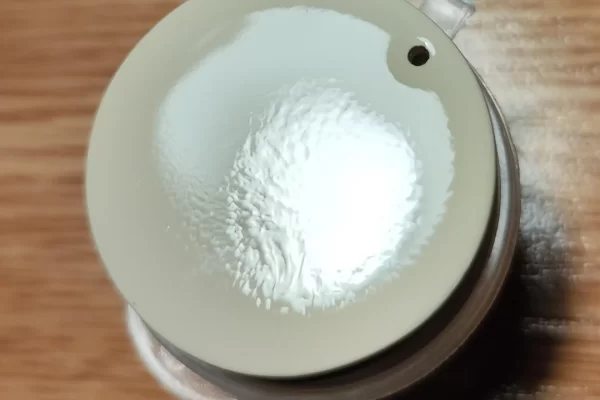 如何避免树脂固化后表面出现的不透明度或小波纹现象？