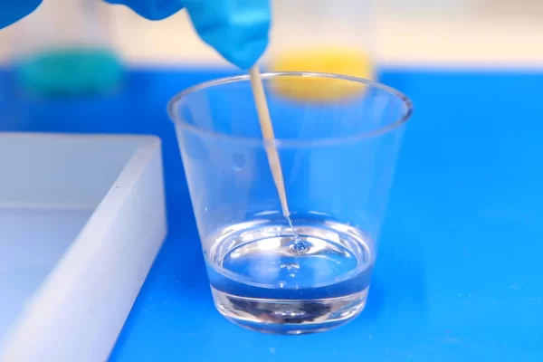 如何铸造悬浮在透明环氧树脂中的物体？