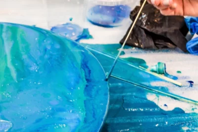 树脂艺术在多样化表面的实践：关键技巧与成功要素