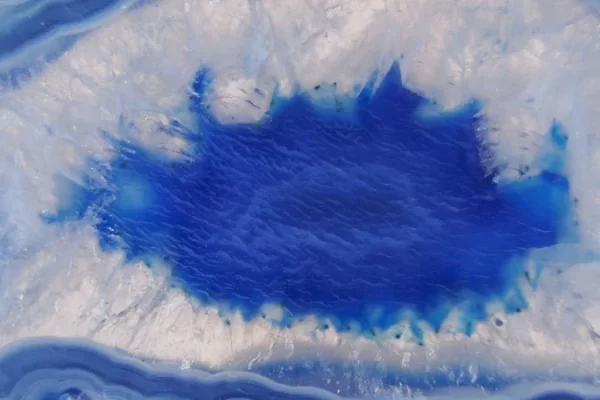 如何减少环氧树脂固化过程中的裂纹和大面积气泡？